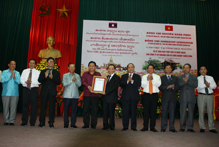 越南政府副总理及老挝政府副总理访问太原省